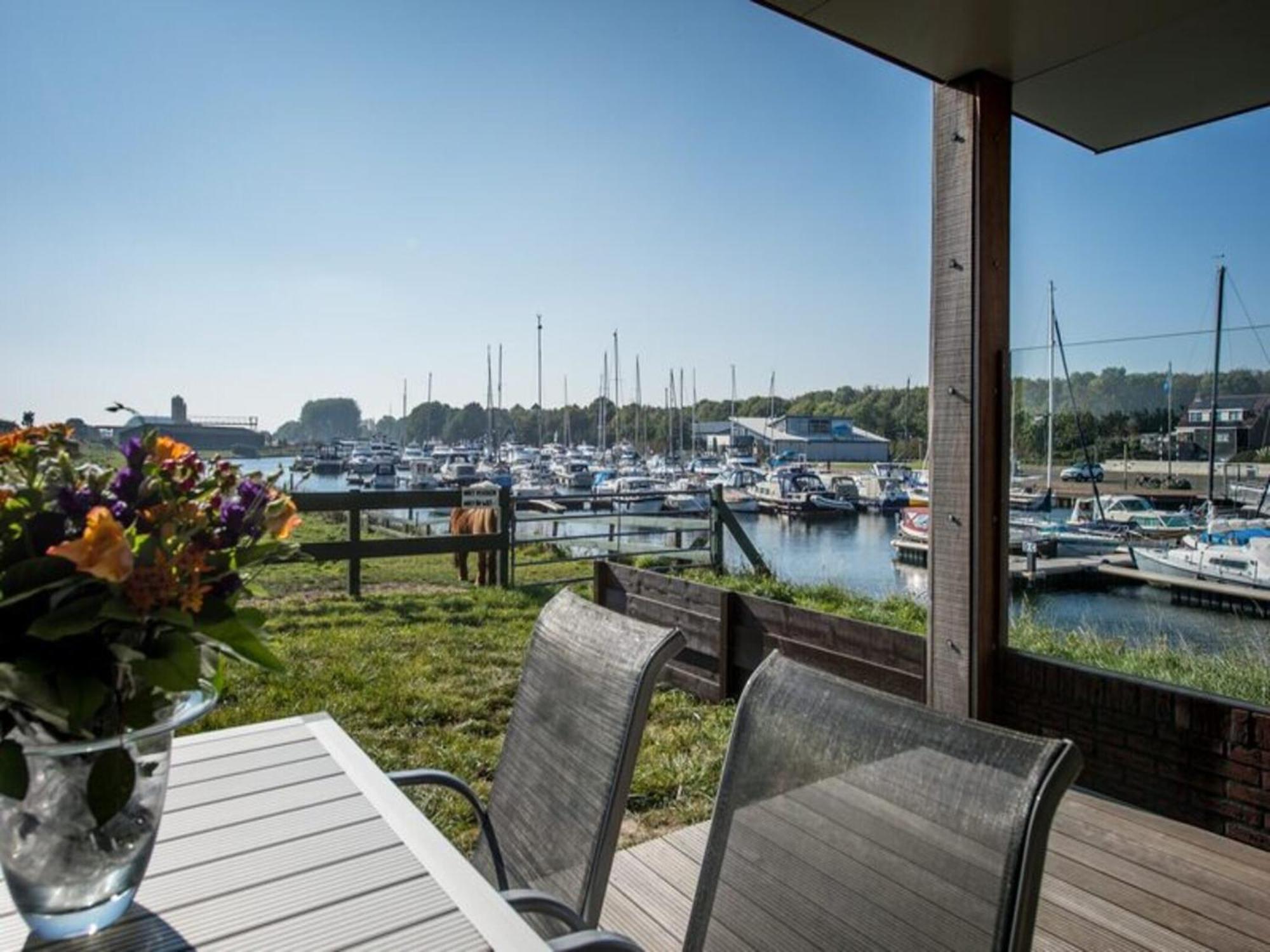 Waterlodge Blue Lagoon On A Jetty For 4 People Kamperland Exterior photo